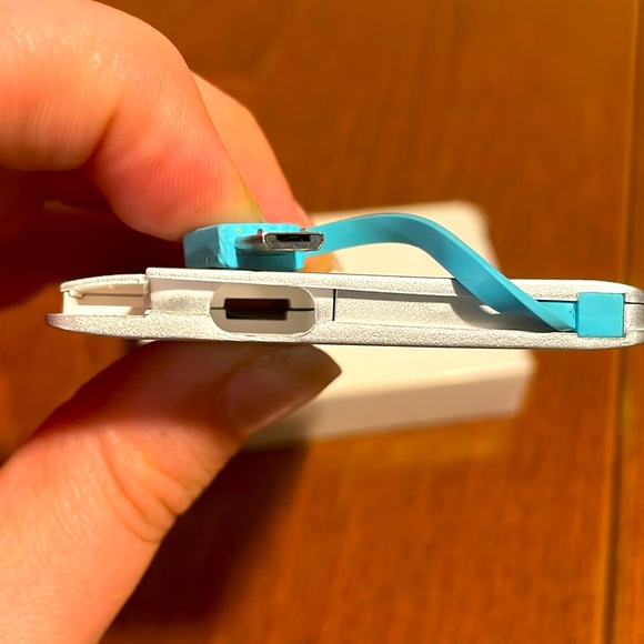 2500 mAh Slim Power Bank - Picture 3 of 3